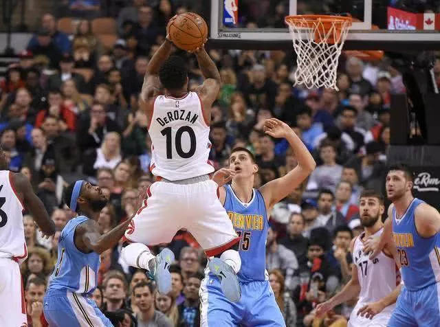 她的击球更 她的击球更